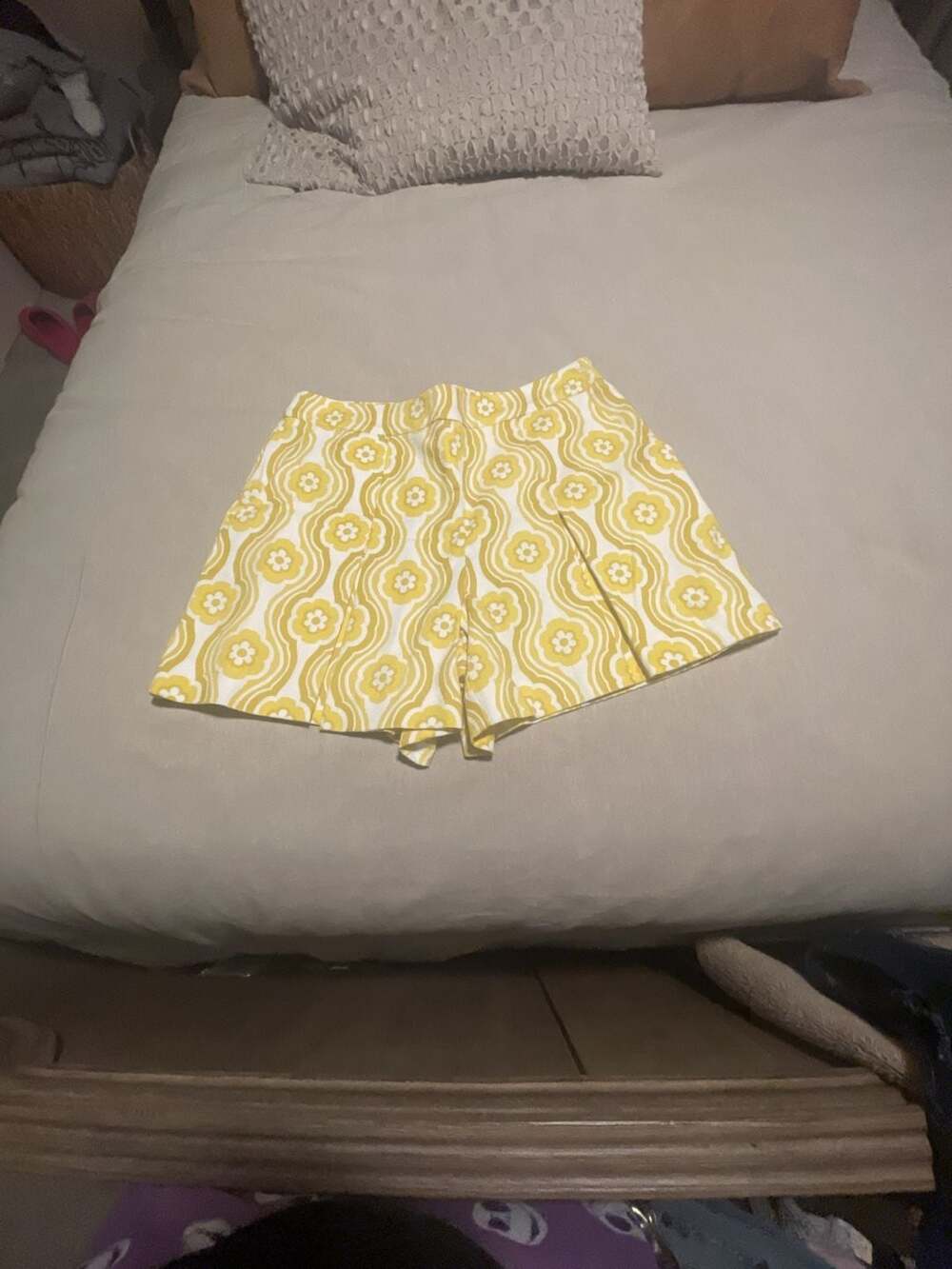 Trina Turk Abalone Shorts Sunshine State Yellow White Floral Size 6